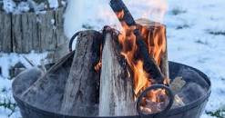Lagerfeuer mit Glühweinhock auf dem Basilihof / Urheber: Internet, © Internet