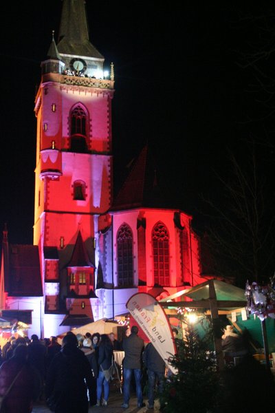 Besonderes Highlight auf dem Weihnachtsmarkt ist die Illumination der Kirche / Urheber: